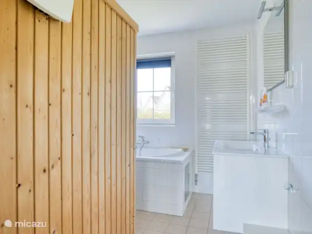 Beachvilla It Langezand huren in Nederland, Friesland, Makkum - villa Badkamer met bubbelbad op begane grond.