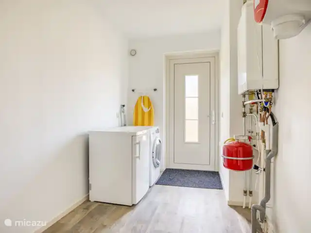 Beachvilla It Langezand huren in Nederland, Friesland, Makkum - villa Wasruimte met was/droger combinatie en aparte vriezer.