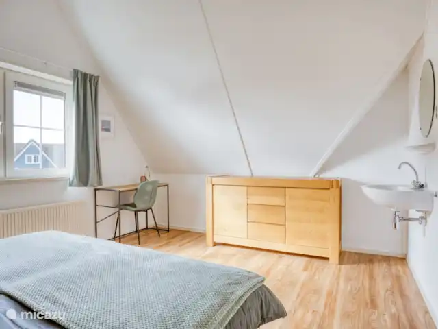 Beachvilla It Langezand huren in Nederland, Friesland, Makkum - villa Slaapkamer met boxspring en apart bureau. Wifi beschikbaar of neem je internetkabel mee (vaste aansluiting beschikbaar).