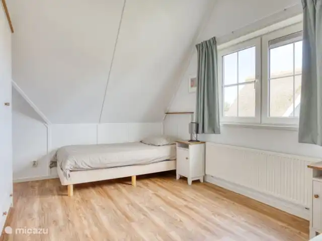 Beachvilla It Langezand huren in Nederland, Friesland, Makkum - villa Slaapkamer 2 met twee losse bedden en een kast.