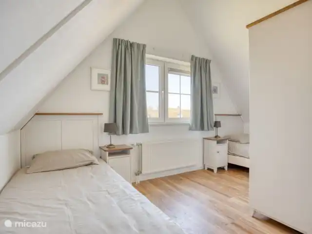 Beachvilla It Langezand huren in Nederland, Friesland, Makkum - villa Slaapkamer 2 met twee losse bedden en een kast.