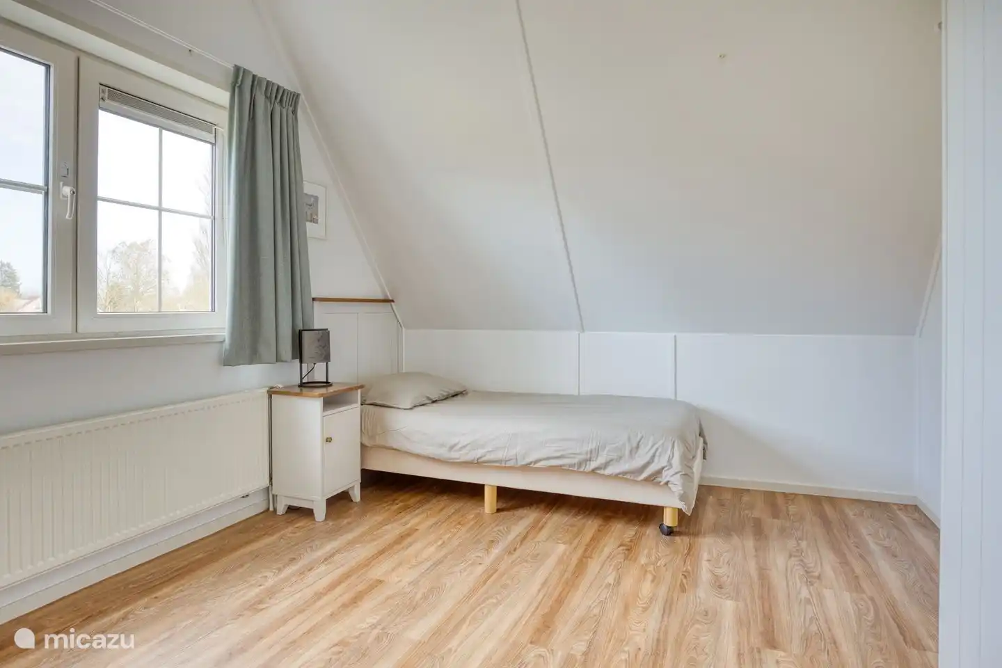 Schlafzimmer 3 mit zwei Einzelbetten und einem Kleiderschrank.