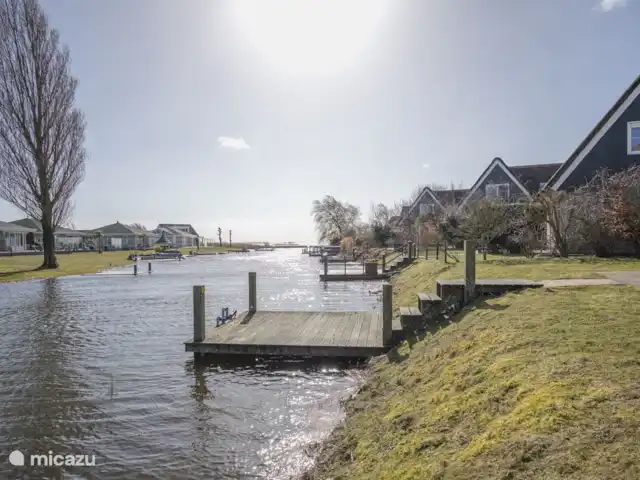 Beachvilla It Langezand huren in Nederland, Friesland, Makkum - villa Tuin met steiger.