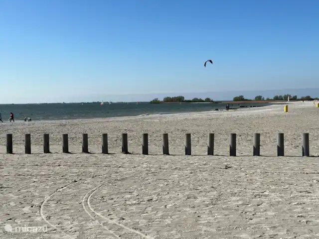 Beachvilla It Langezand huren in Nederland, Friesland, Makkum - villa Strand van Makkum. Er is ook een apart privé strand aanwezig.