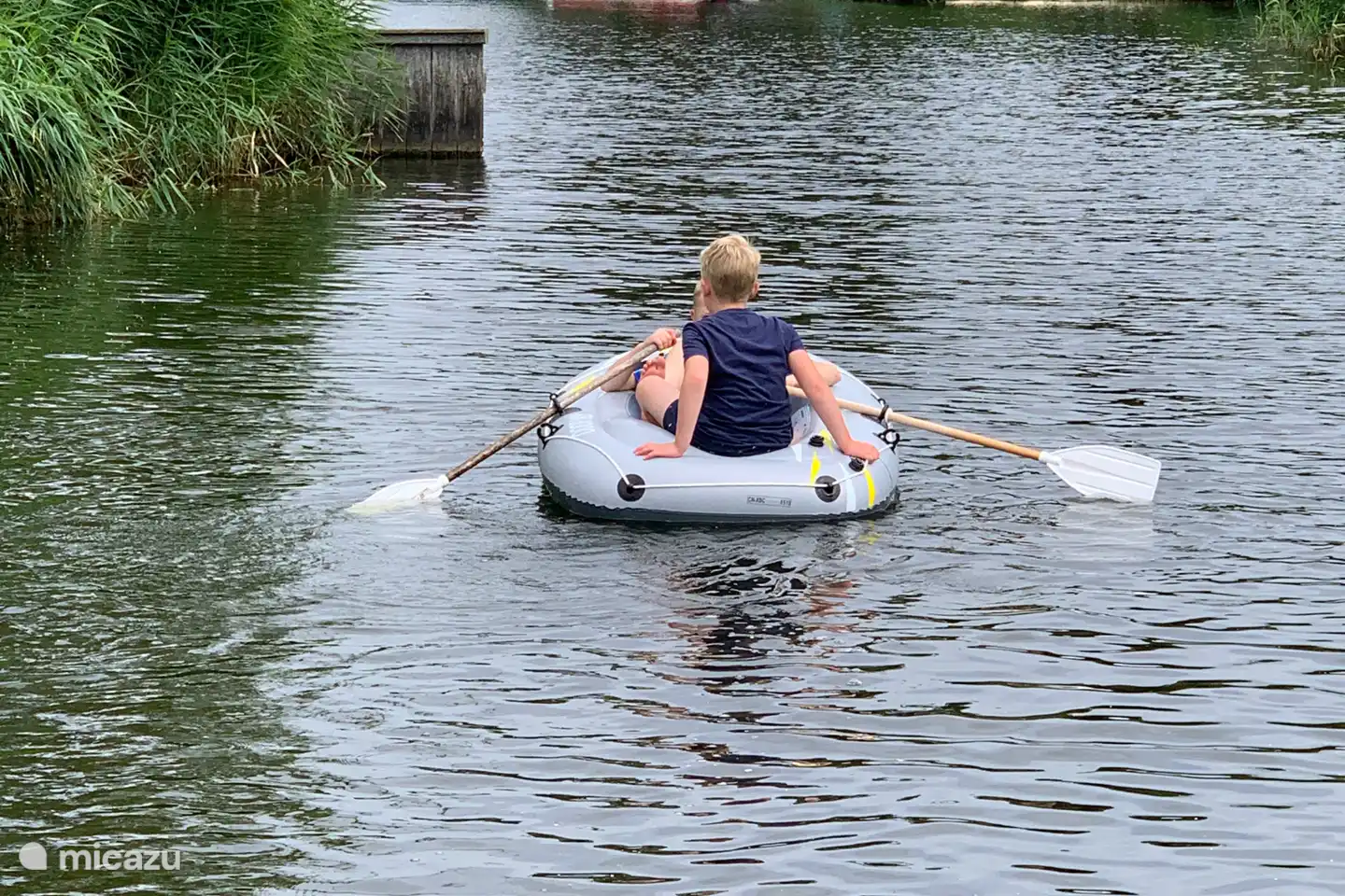 Viel Spaß für Kinder auf dem Wasser.