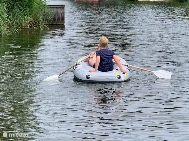 Beachvilla It Langezand huren in Nederland, Friesland, Makkum - villa Volop vertier voor kinderen op het water.