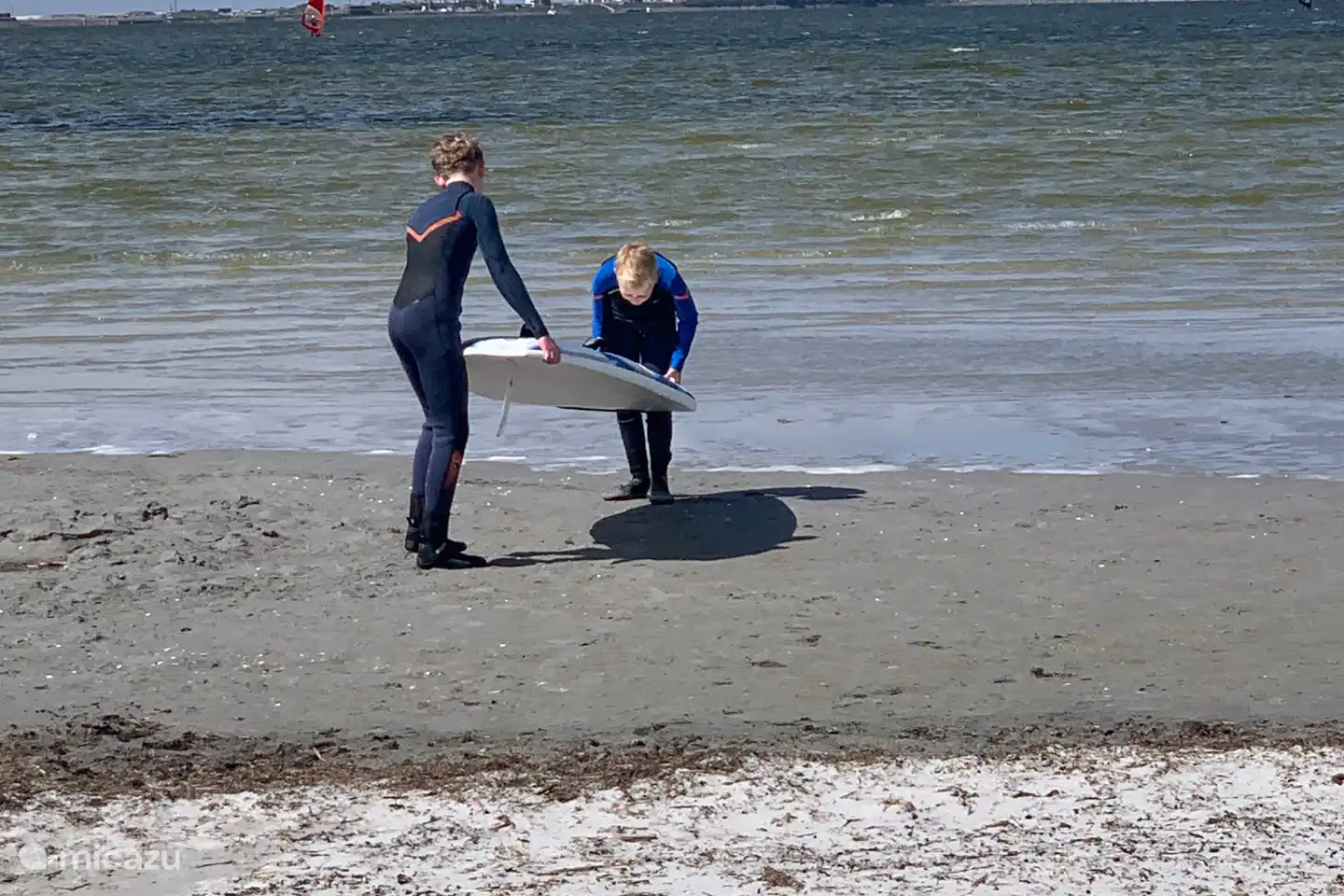 Tag am Strand / Windsurfen.