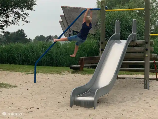 Beachvilla It Langezand huren in Nederland, Friesland, Makkum - villa Op het park zijn meerdere speeltuinen aanwezig. Ook vind u er een midgetgolfbaan.