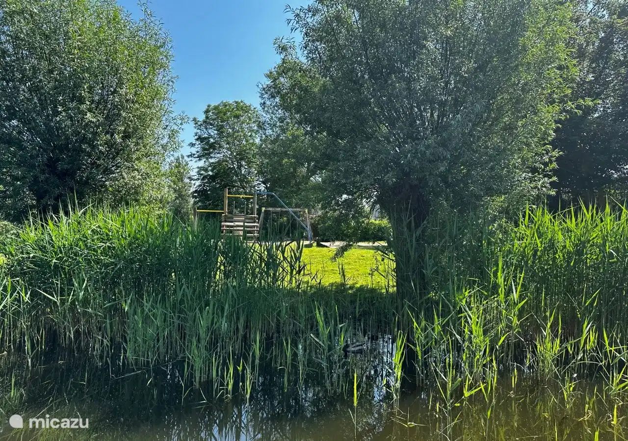 Die Beachvilla liegt an der Wasserstraße.