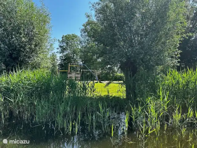 Beachvilla It Langezand huren in Nederland, Friesland, Makkum - villa Beachvilla ligt aan vaarwater.
