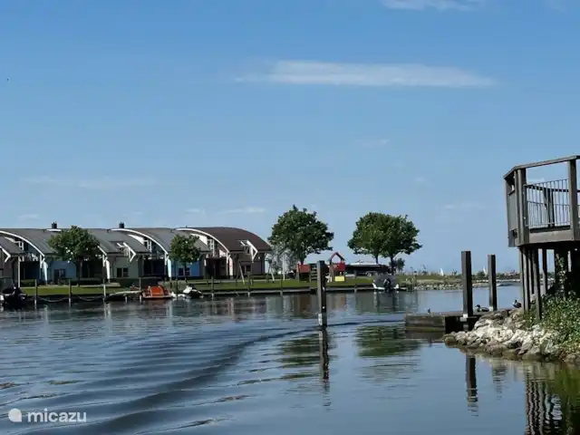 Beachvilla It Langezand huren in Nederland, Friesland, Makkum - villa Vanaf onze beachvilla direct het IJsselmeer op varen