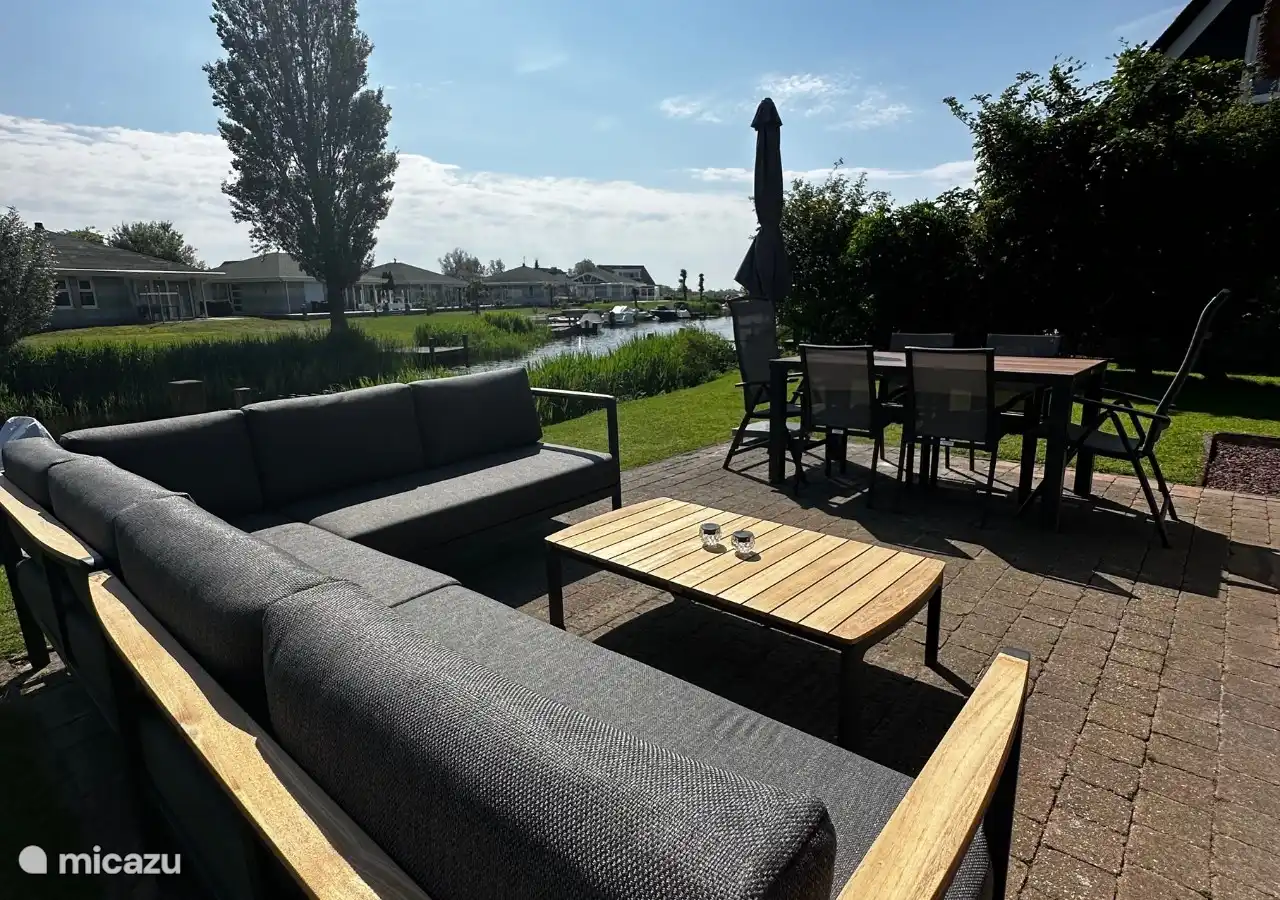 Terrasse auf schiffbarer Wasserstraße