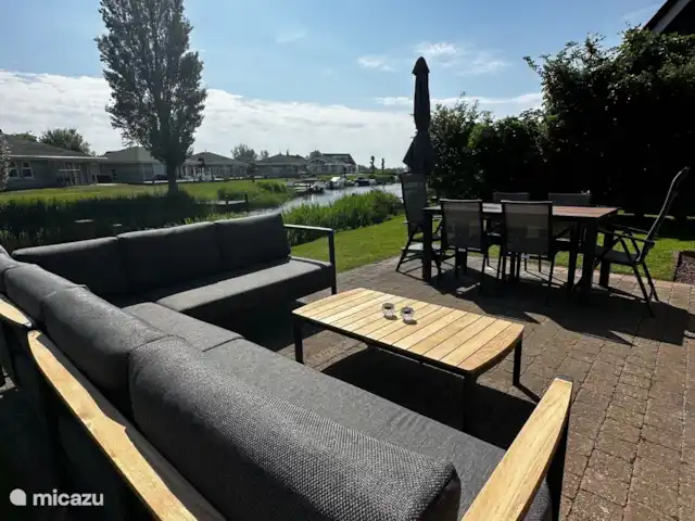 Beachvilla It Langezand huren in Nederland, Friesland, Makkum - villa Terras aan vaarwater