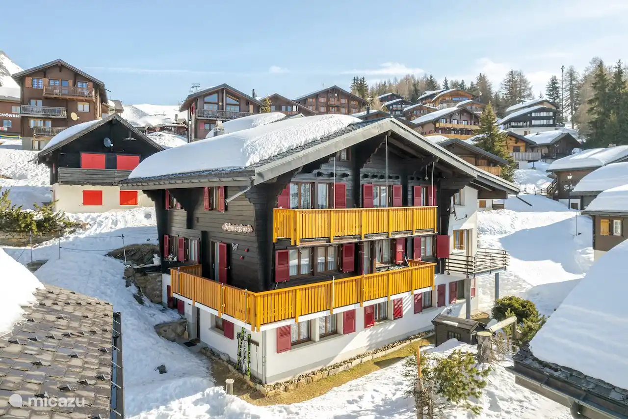 Ons gezellige vakantieappartement bevindt zich op de begane grond van een traditioneel chalet in de directe omgeving van de piste (ca. 50 m). De ligging is rustig, maar winkels, restaurants en bars zijn op loopafstand.