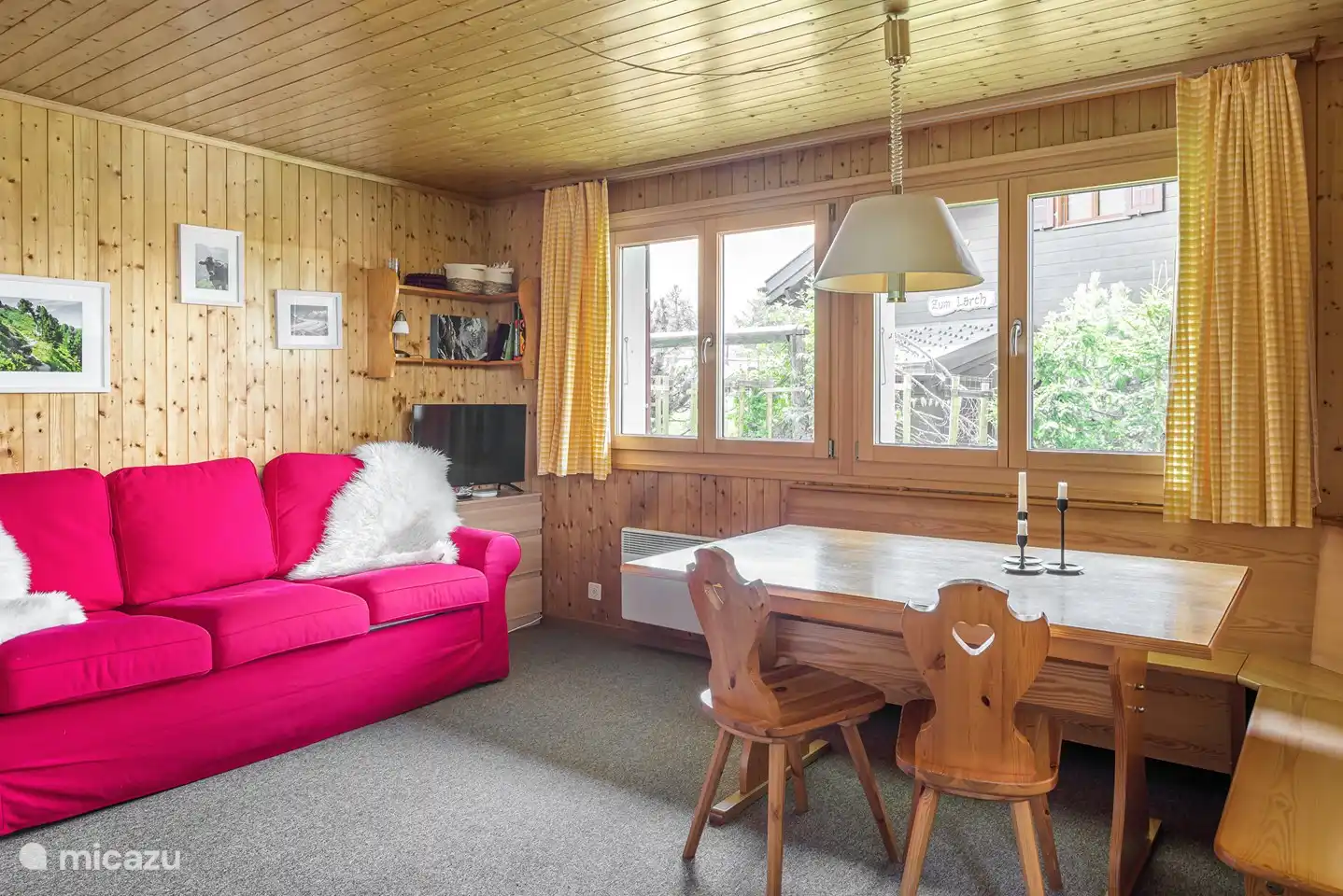 Het appartement heeft een prachtige woon- en eetkamer met uitzicht op de Matterhorn en voldoende ruimte voor gezellige avonden of dagen met slecht weer.