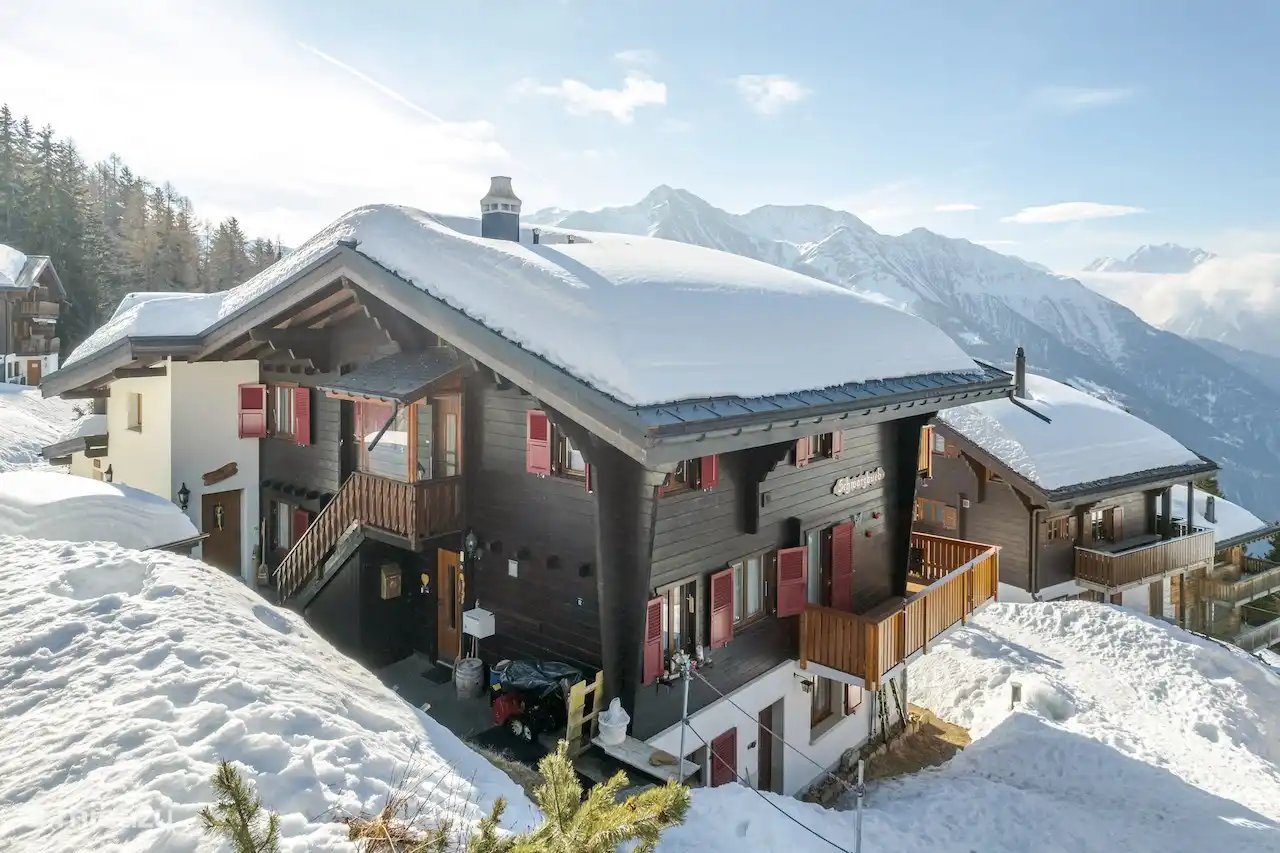 Ons gezellige vakantieappartement bevindt zich op de begane grond van een traditioneel chalet in de directe omgeving van de piste (ca. 50 m). De ligging is rustig, maar winkels, restaurants en bars zijn op loopafstand.