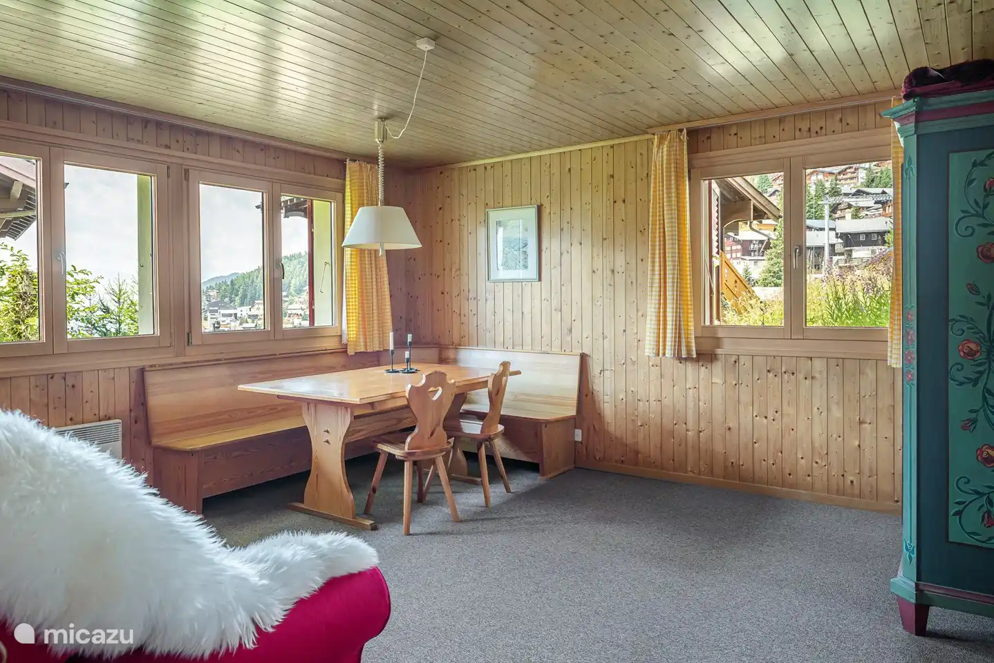 Het appartement heeft een prachtige woon- en eetkamer met uitzicht op de Matterhorn en voldoende ruimte voor gezellige avonden of dagen met slecht weer.