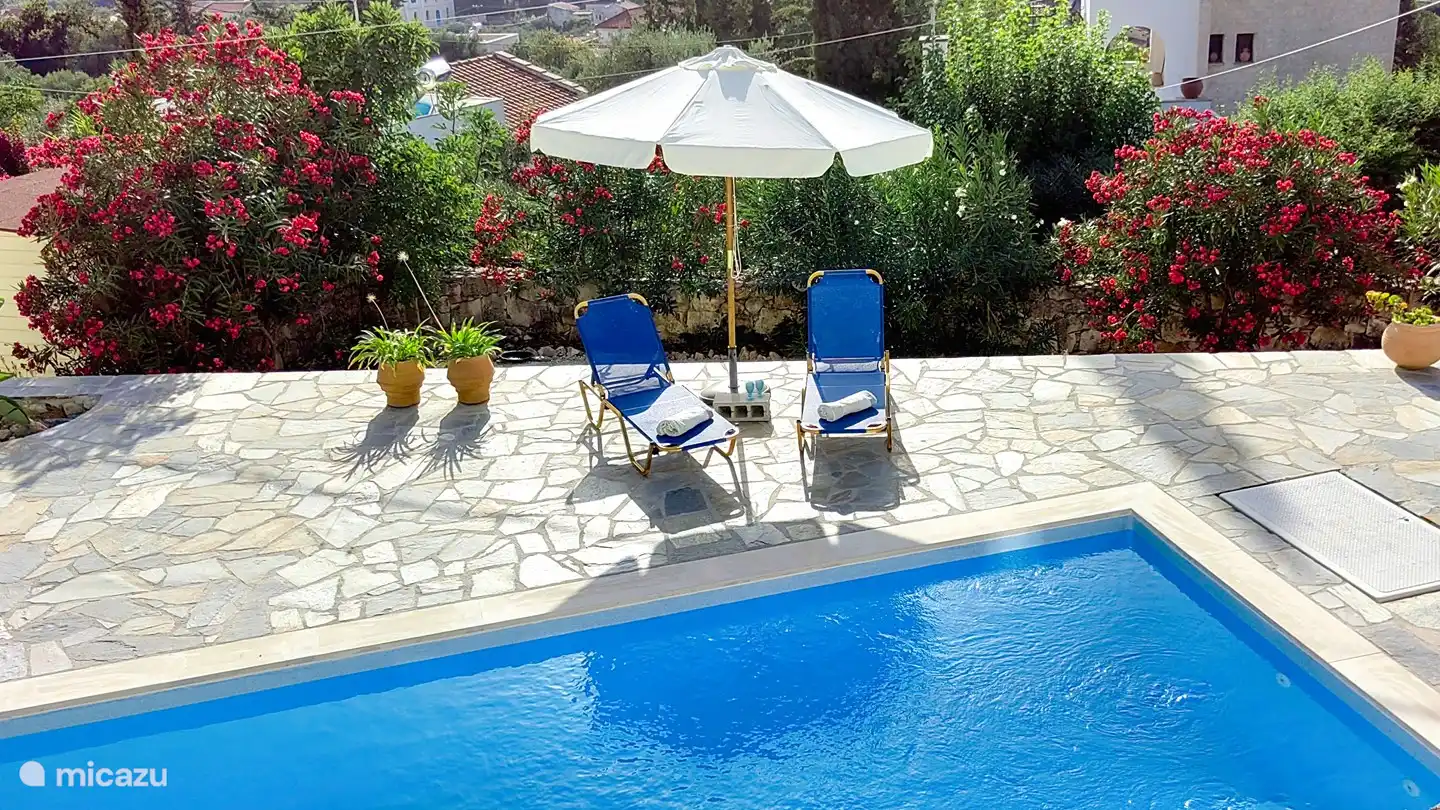 Beautiful garden with lots of oleanders and a private swimming pool of 7 meters long