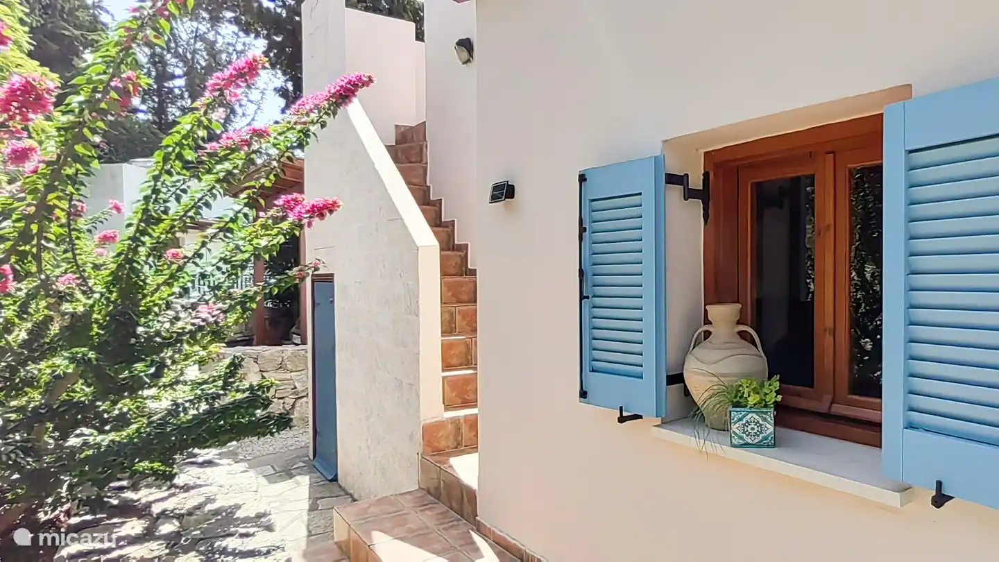 Front with stairs to the roof