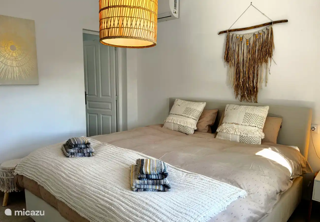 Schlafzimmer mit Doppelbett