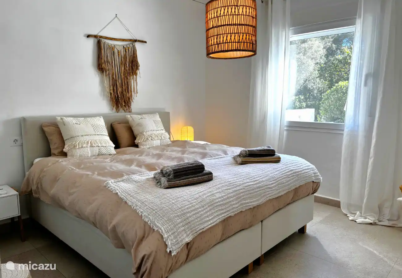 Schlafzimmer mit Doppelbett