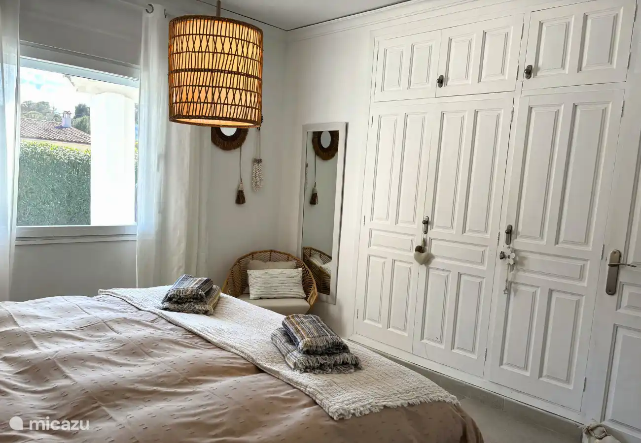 Schlafzimmer mit Doppelbett