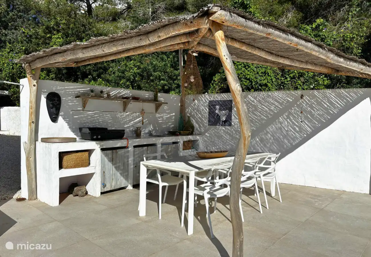 Die Außenküche mit Esstisch