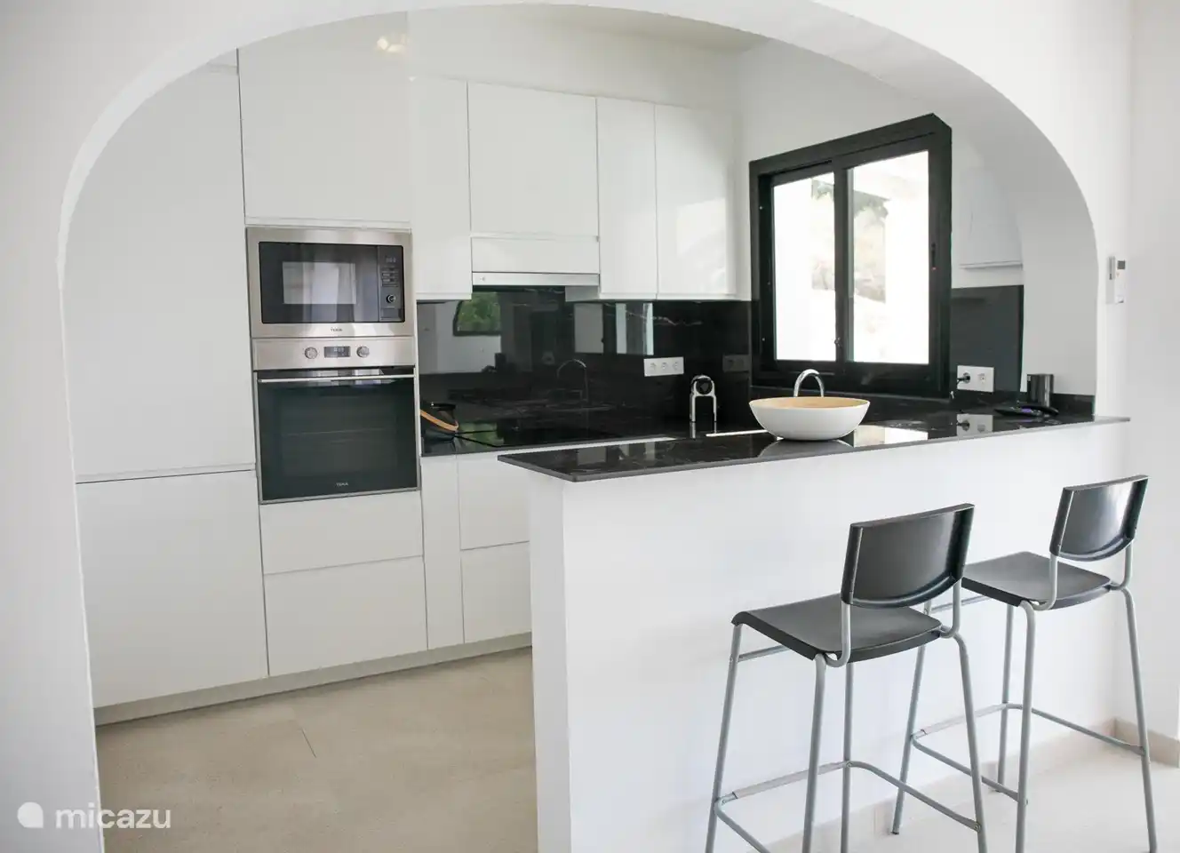 Die geräumige Küche ist komplett ausgestattet