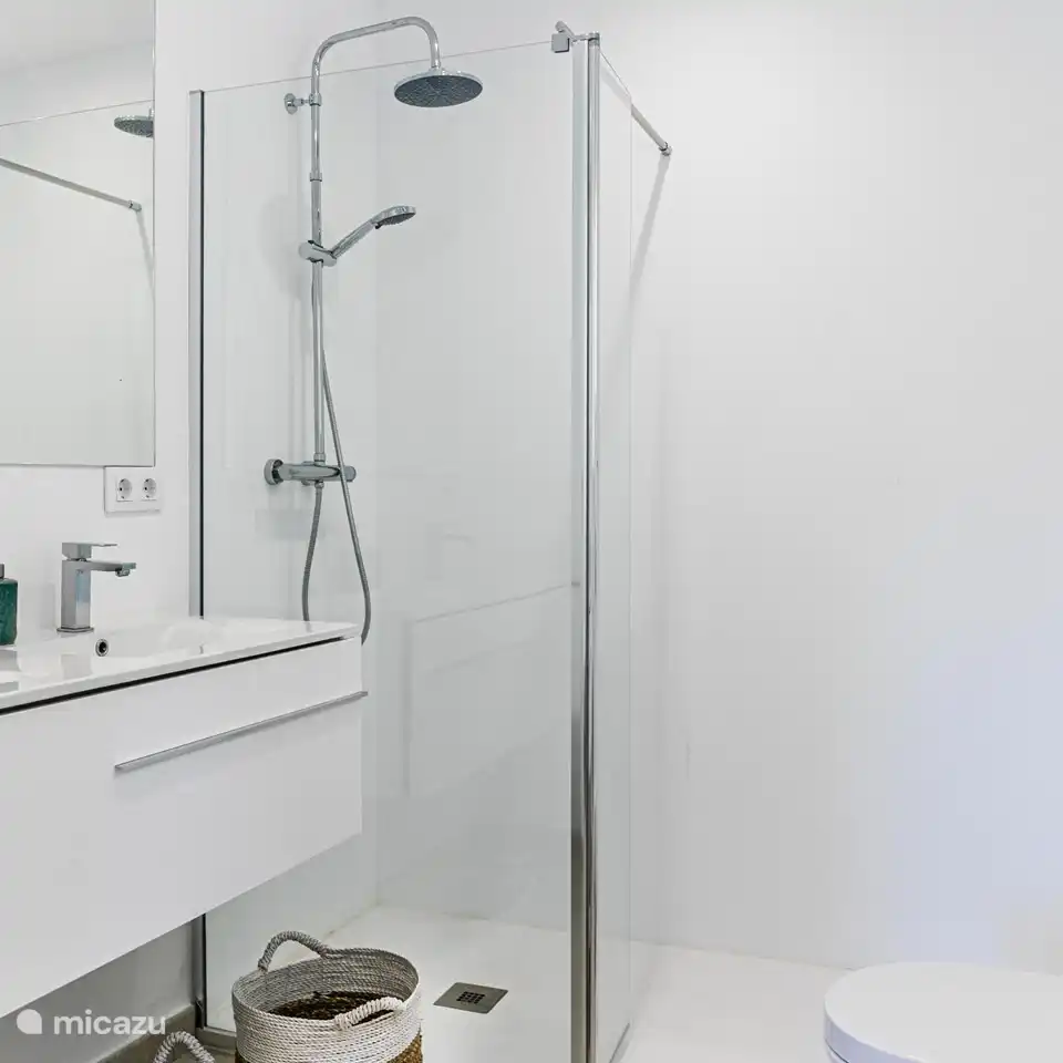 Modernes Badezimmer mit Dusche