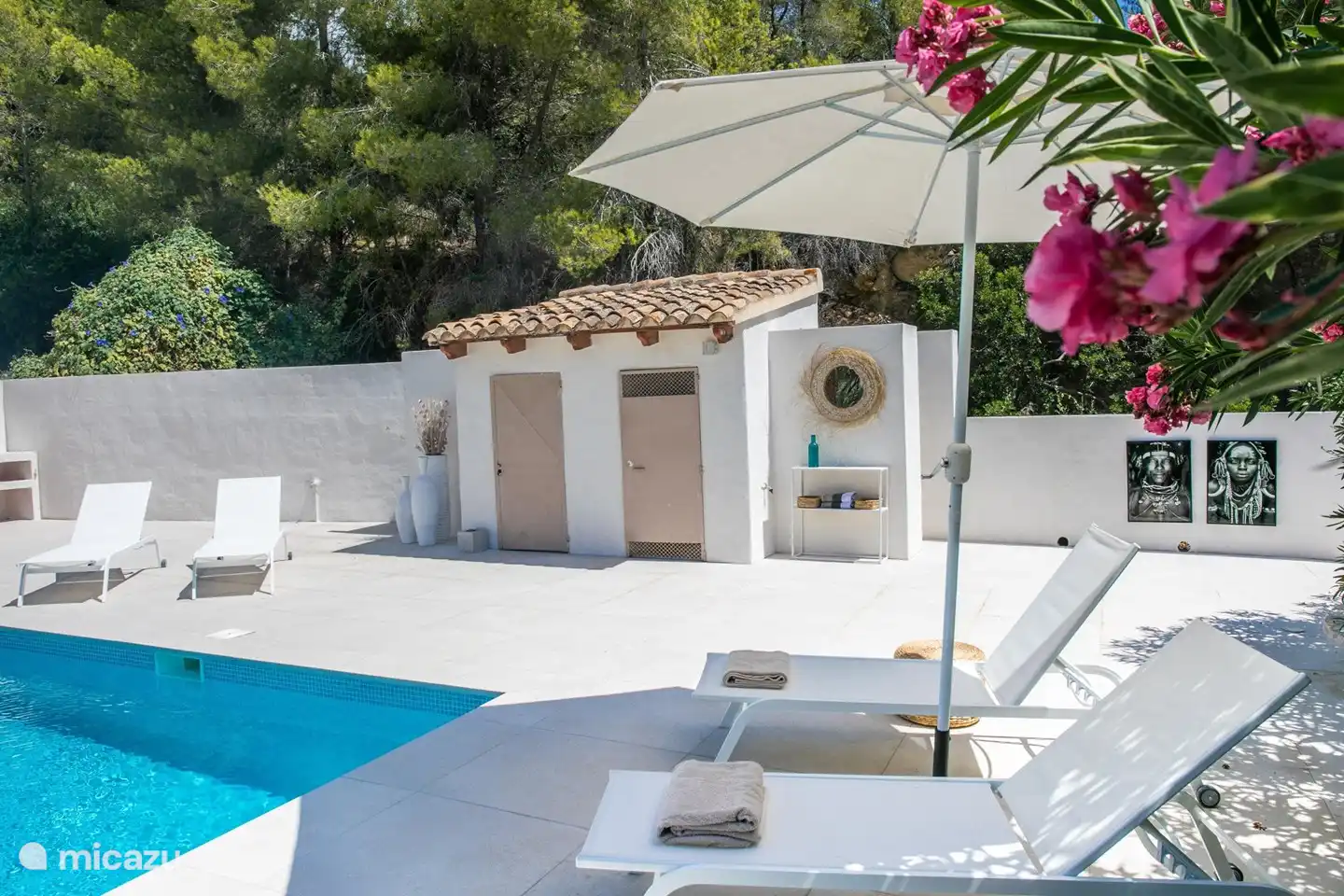 Es gibt eine Außendusche