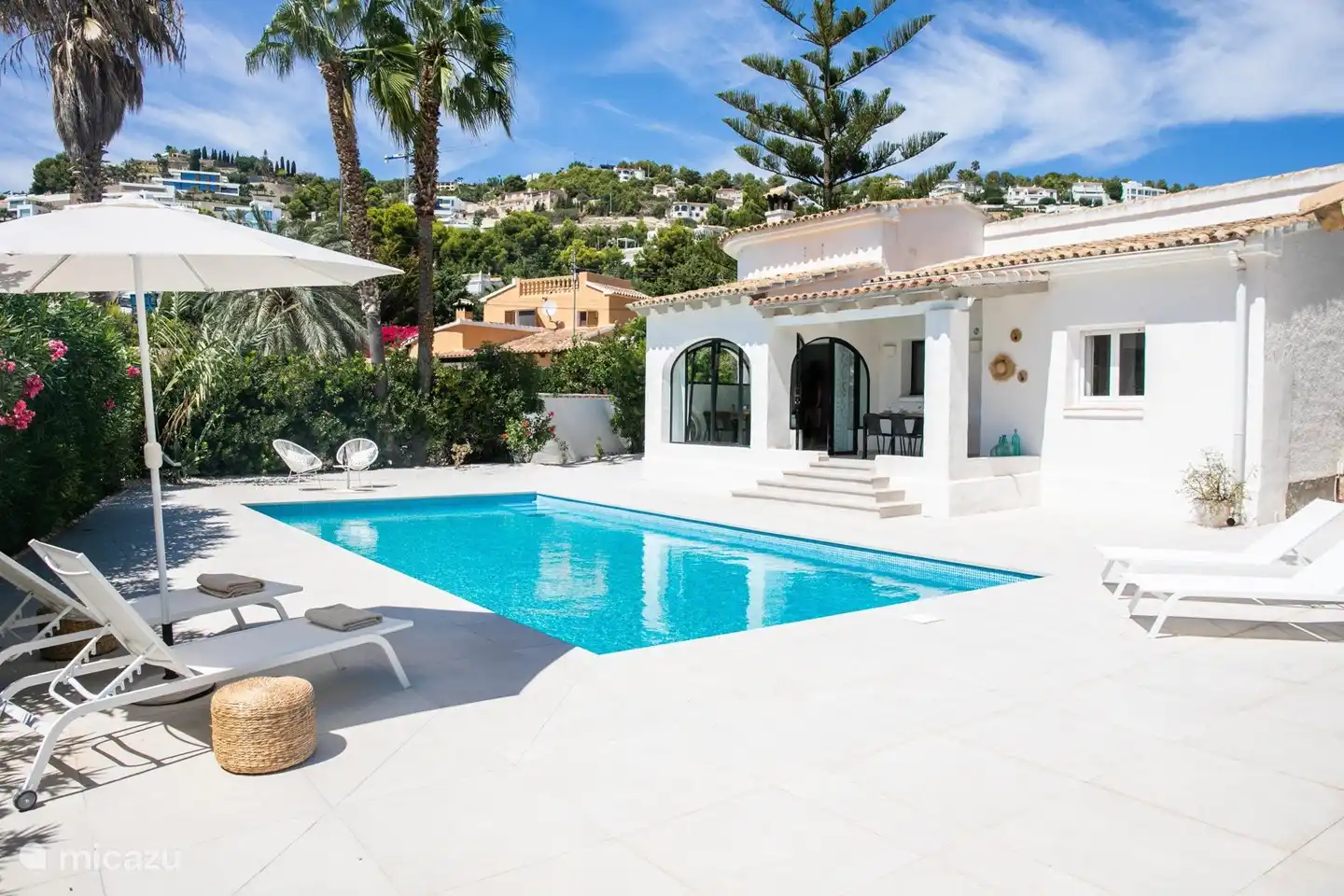 Sonnenliegen mit Sonnenschirm, damit Sie im Schatten liegen können