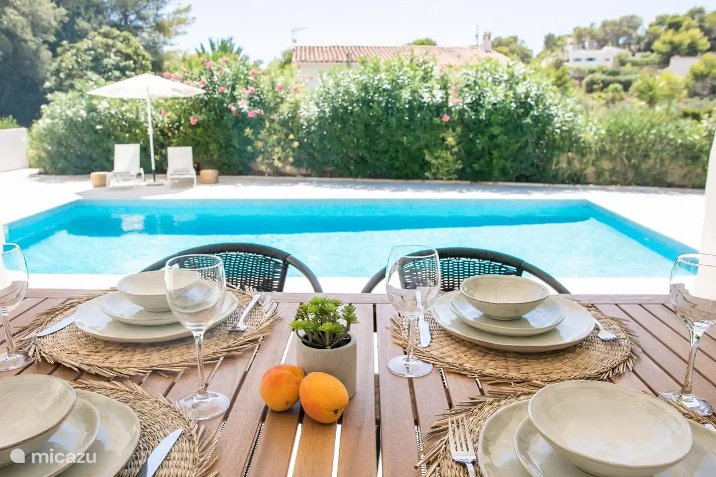 Sie können mit Ihrer Gruppe draußen am Tisch sitzen