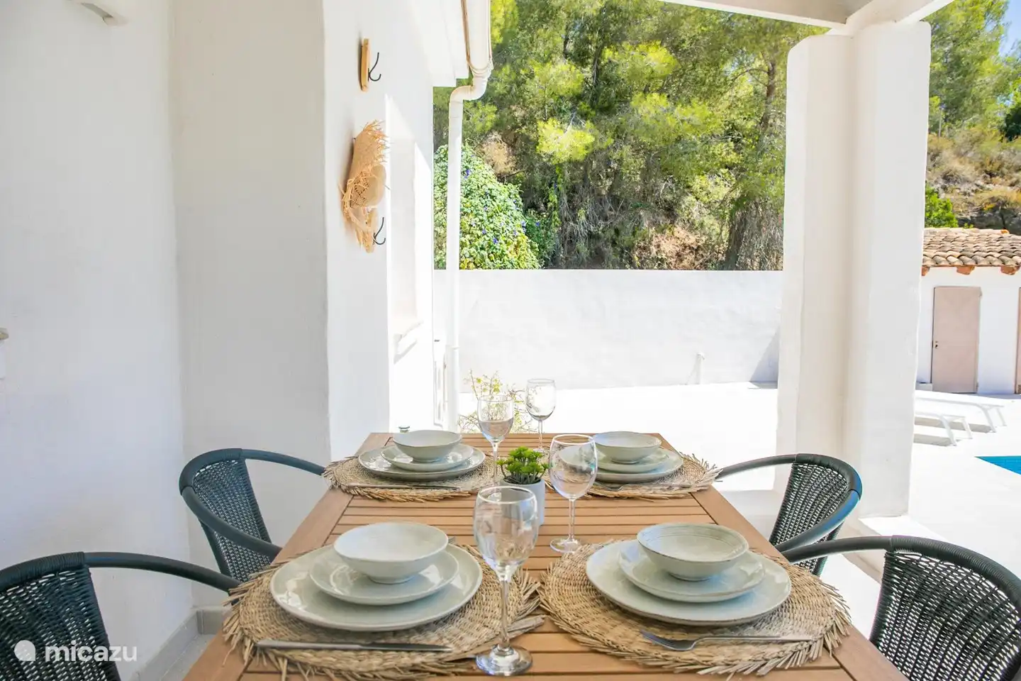 Stimmungsvolles Essen draußen im Schatten