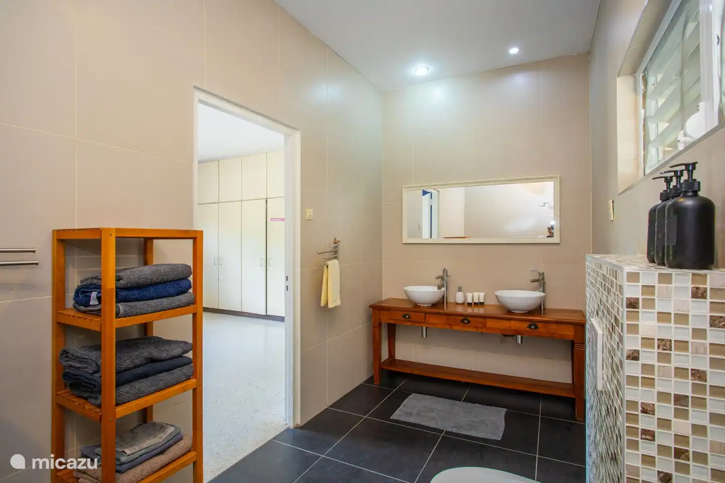 Grande salle de bain attenante à la chambre principale