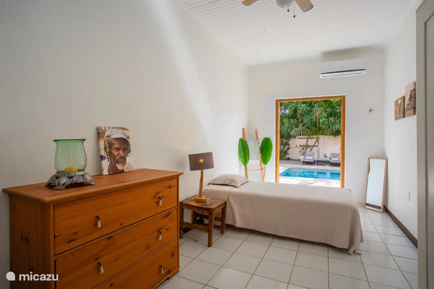 Pièce intermédiaire avec portes françaises