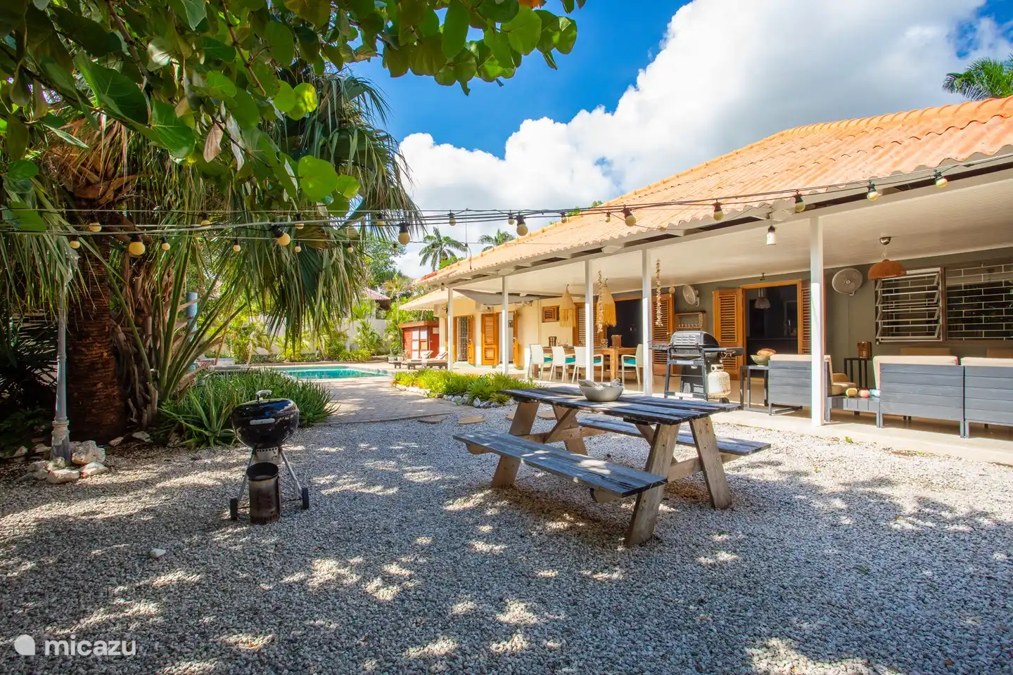 Table de pique-nique avec jardin