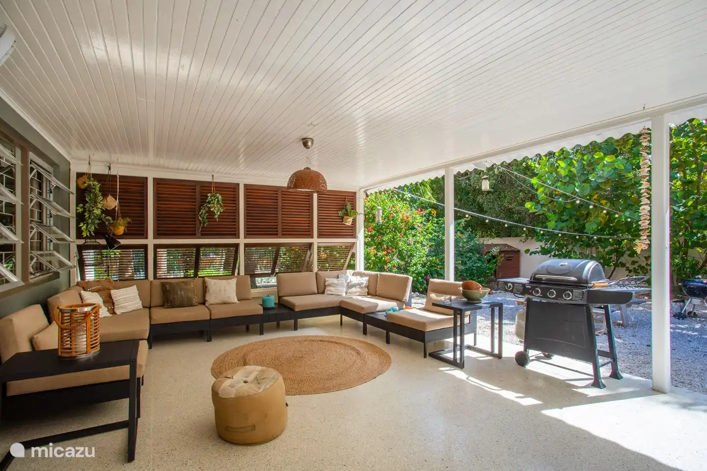 Salon situé sur la véranda avec suffisamment de sièges