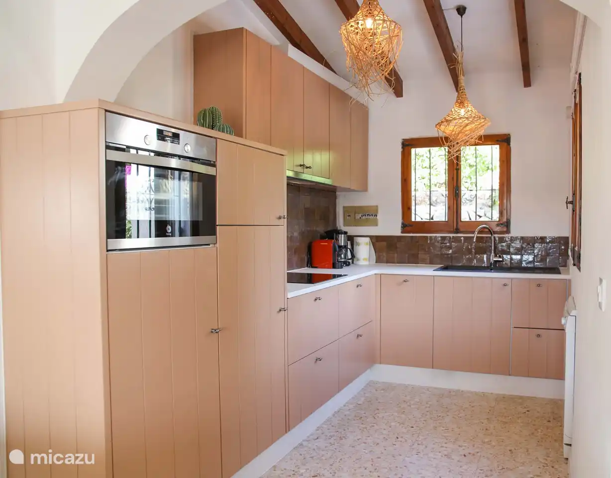 Die geräumige Küche ist komplett ausgestattet