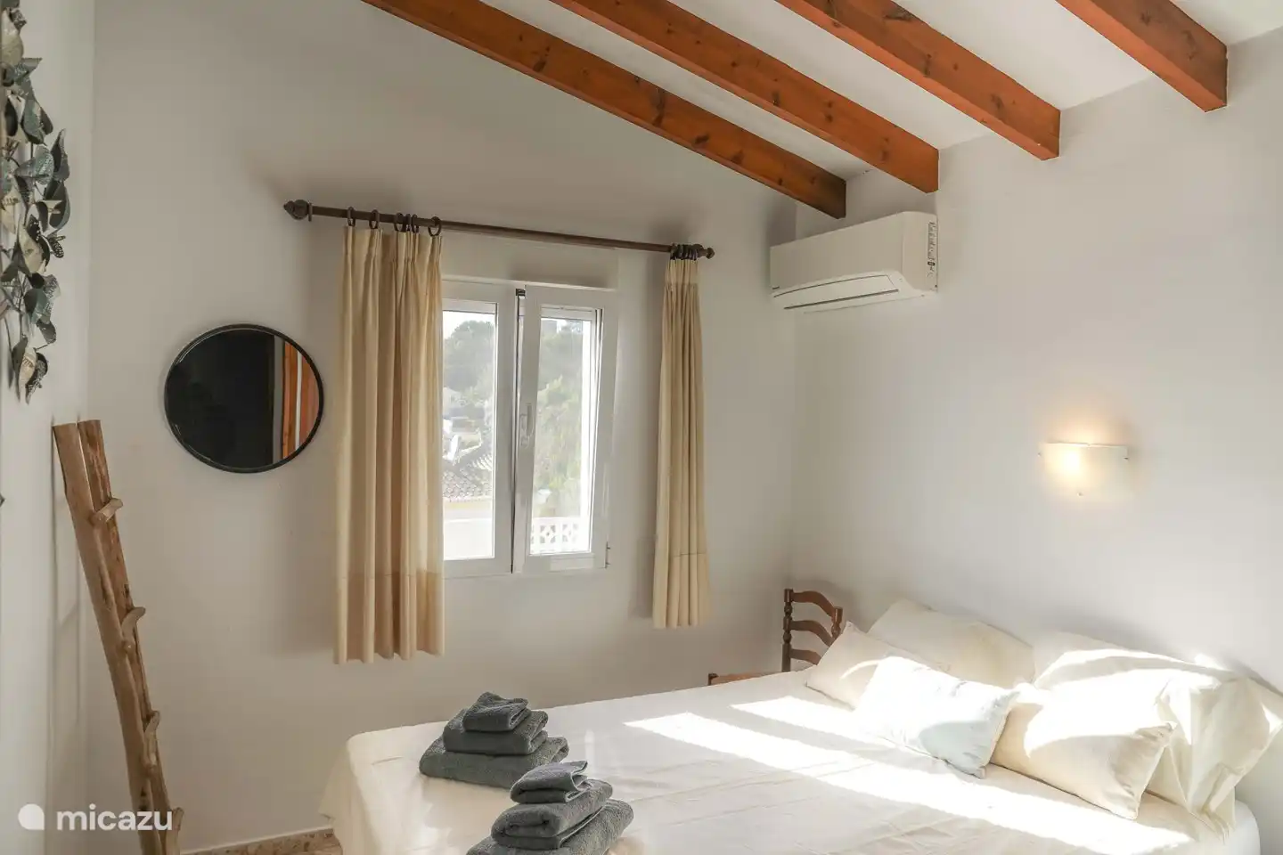 Das Schlafzimmer verfügt über bequeme Betten