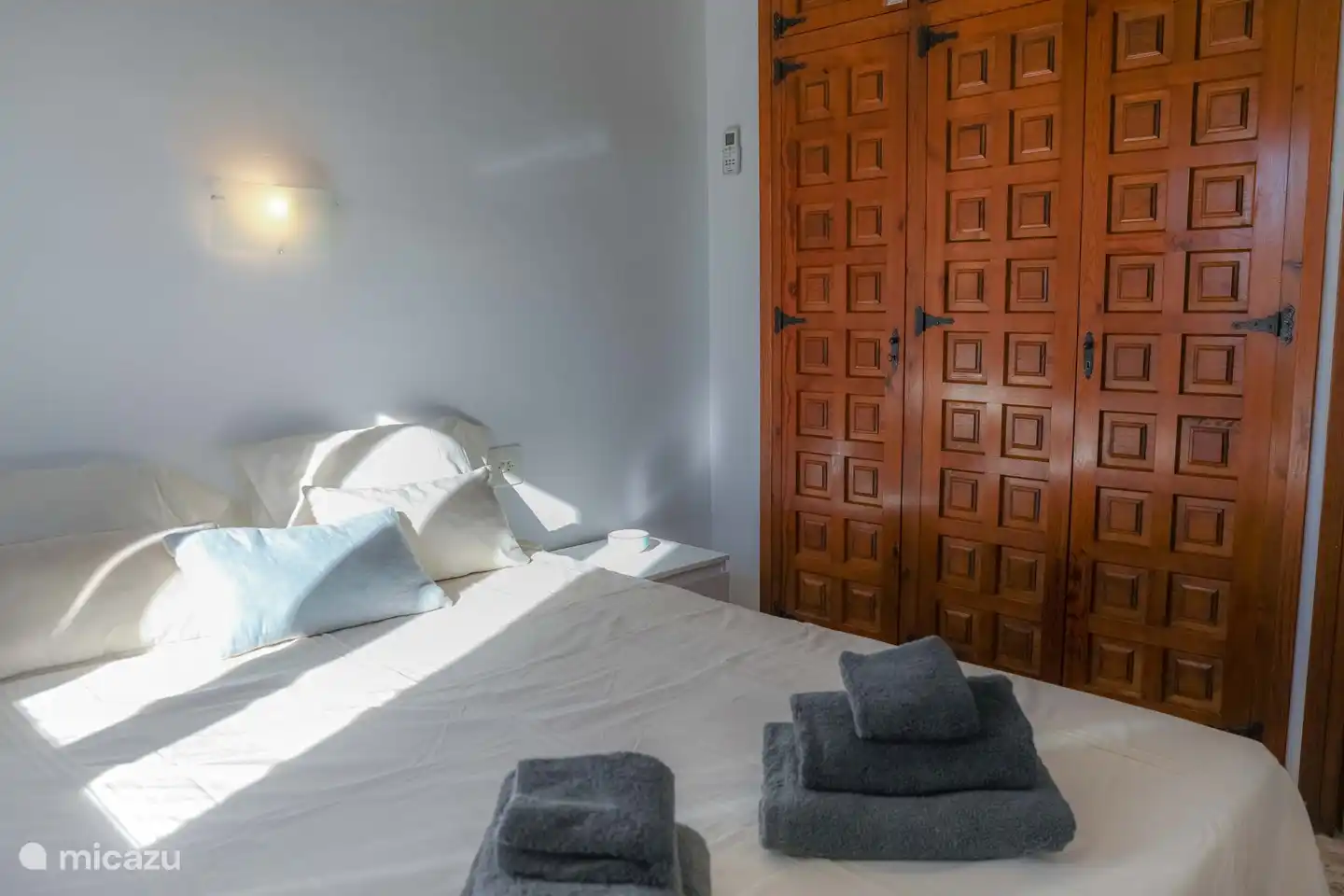 Das Schlafzimmer verfügt über bequeme Betten