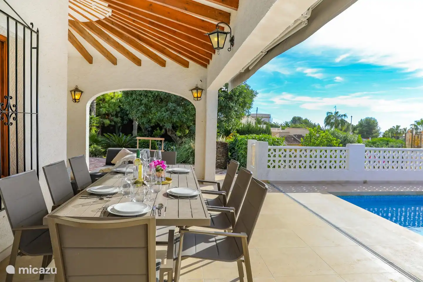 Geräumiger Esstisch, damit Sie mit der ganzen Gruppe draußen essen können