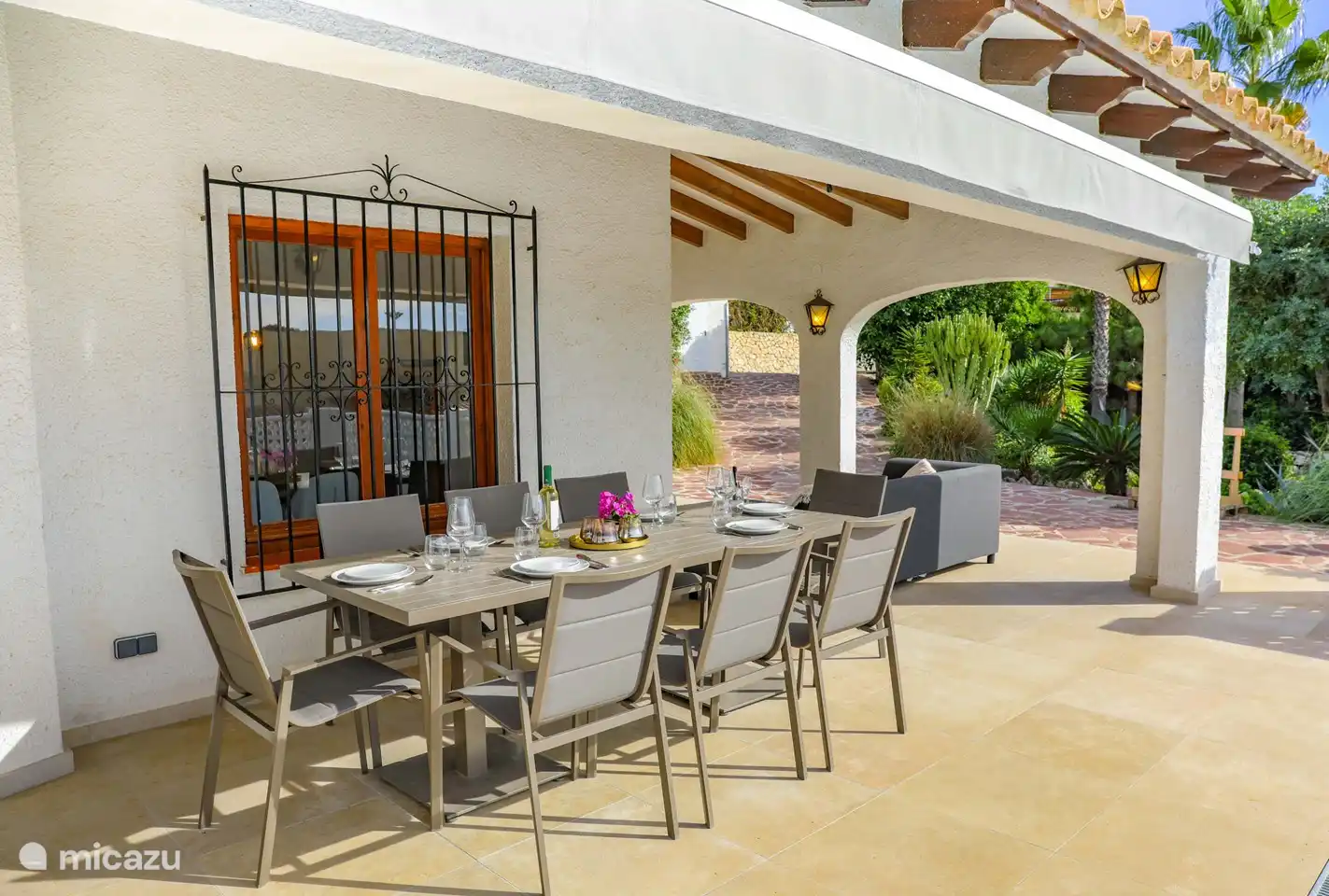 Geräumiger Esstisch