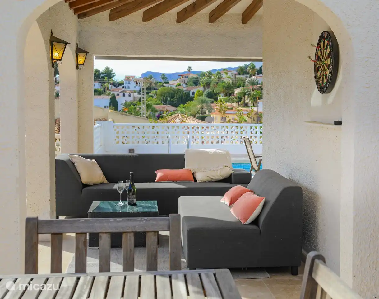 Schönes Loungesofa im Schatten, hier kann man auch Darts spielen