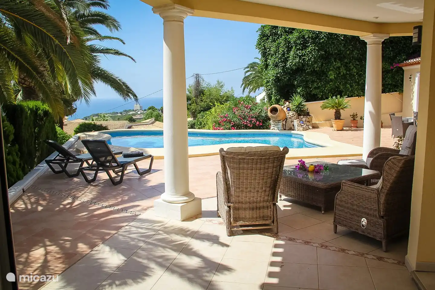 Vous trouverez également de jolis endroits pour vous asseoir à l'ombre à la Villa Colina.