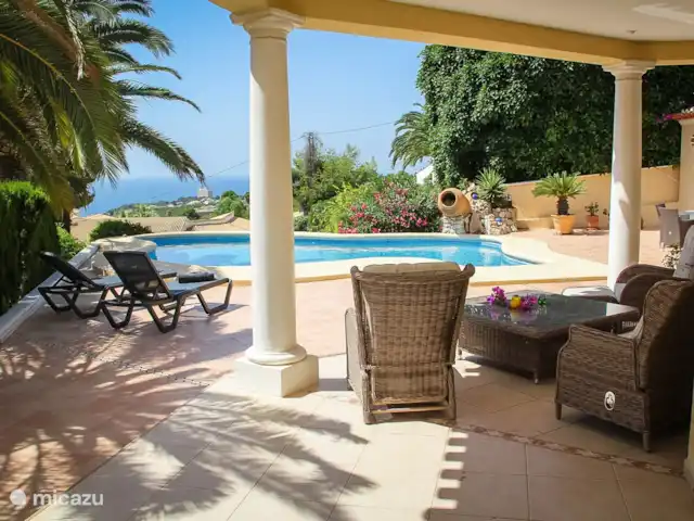 Villa Colina | Espagne, Costa Blanca, Moraira - villa Vous trouverez également de jolis endroits pour vous asseoir à l'ombre à la Villa Colina.