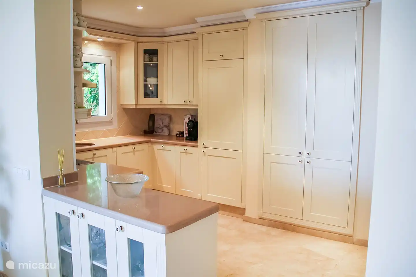 La cuisine est entièrement équipée