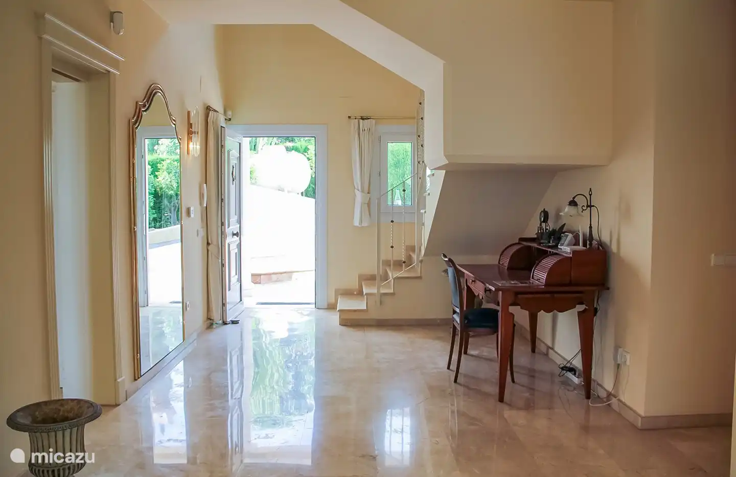 Le hall est très spacieux à la villa Colina