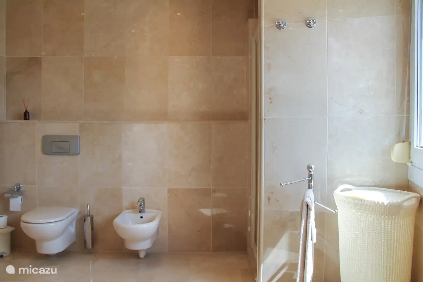 Il y a aussi une salle de bain avec bidet