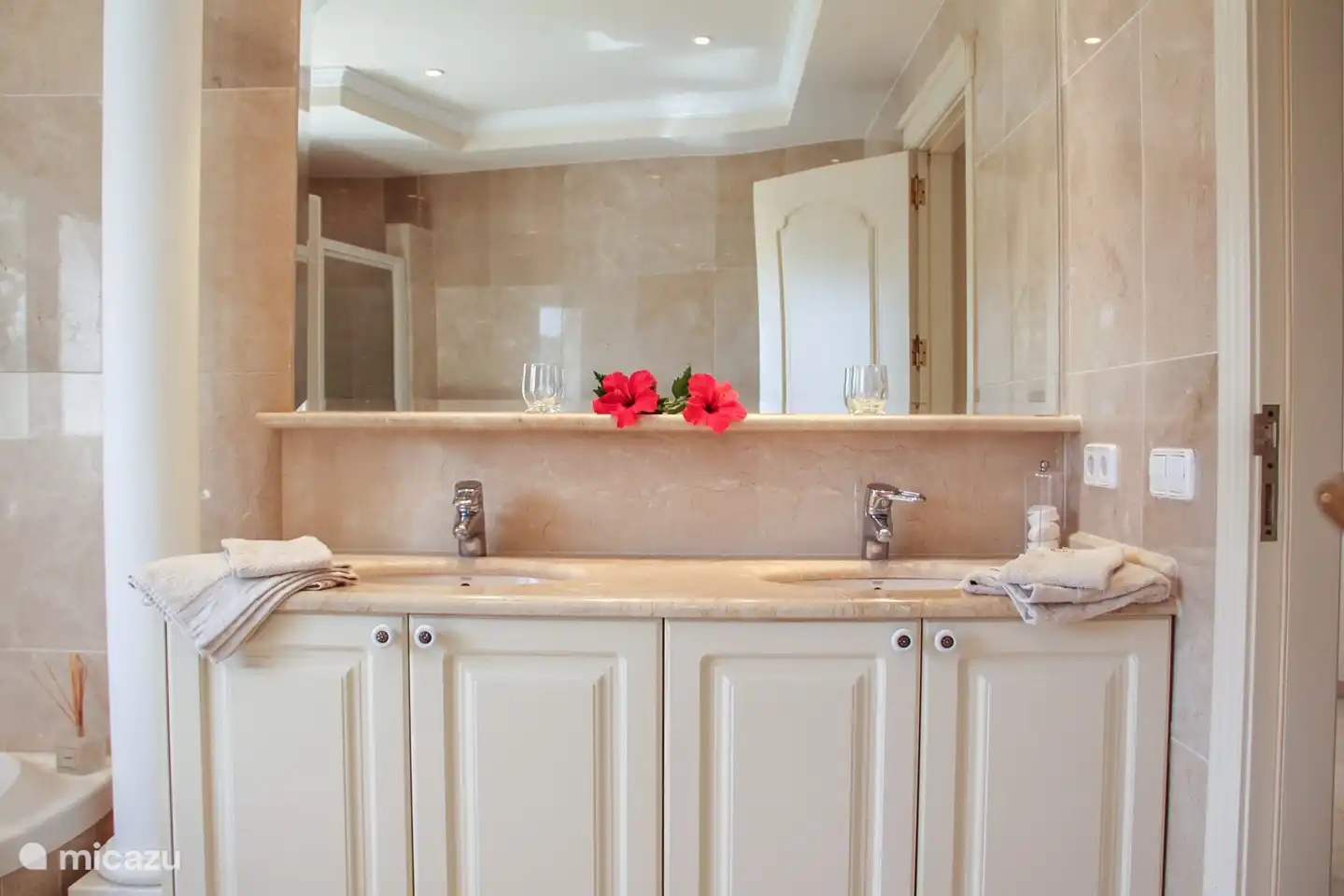 La salle de bain a un double lavabo