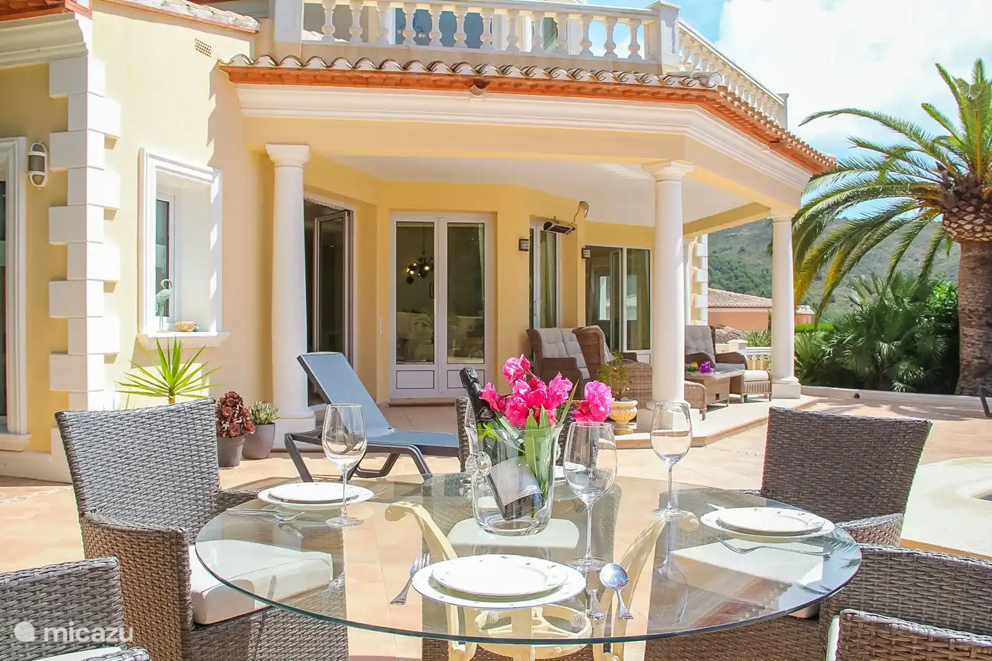 Ici aussi, vous pourrez vous asseoir à merveille au bord de la piscine privée.